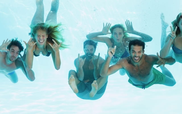 Junge Menschen unter Wasser während eines Schwimmkurses für Erwachsene in Mainz