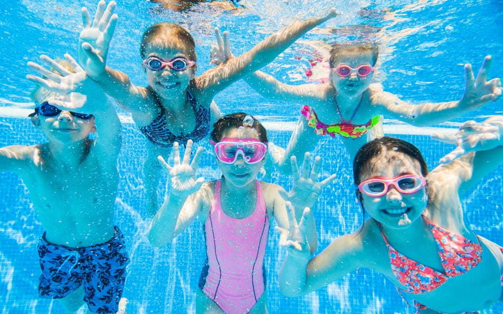 Kleine Kinder posieren unter Wasser